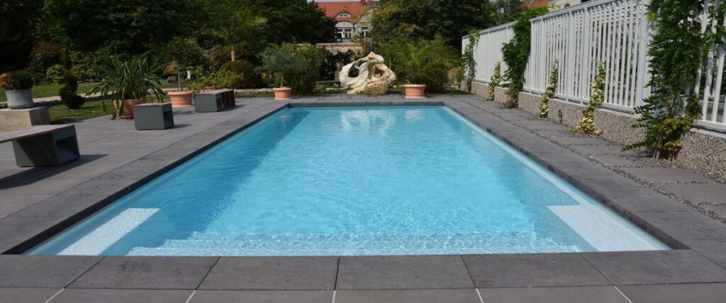 Rechteckiger Gartenpool