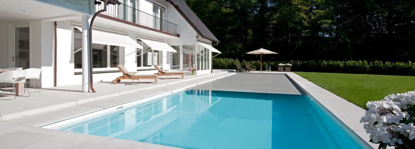 Moderner Pool an einer Villa